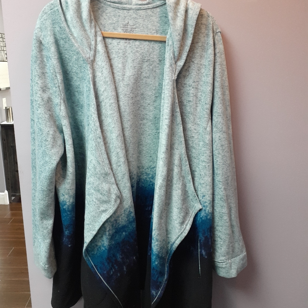 Fleece has 2 pockets and hole for your thumb